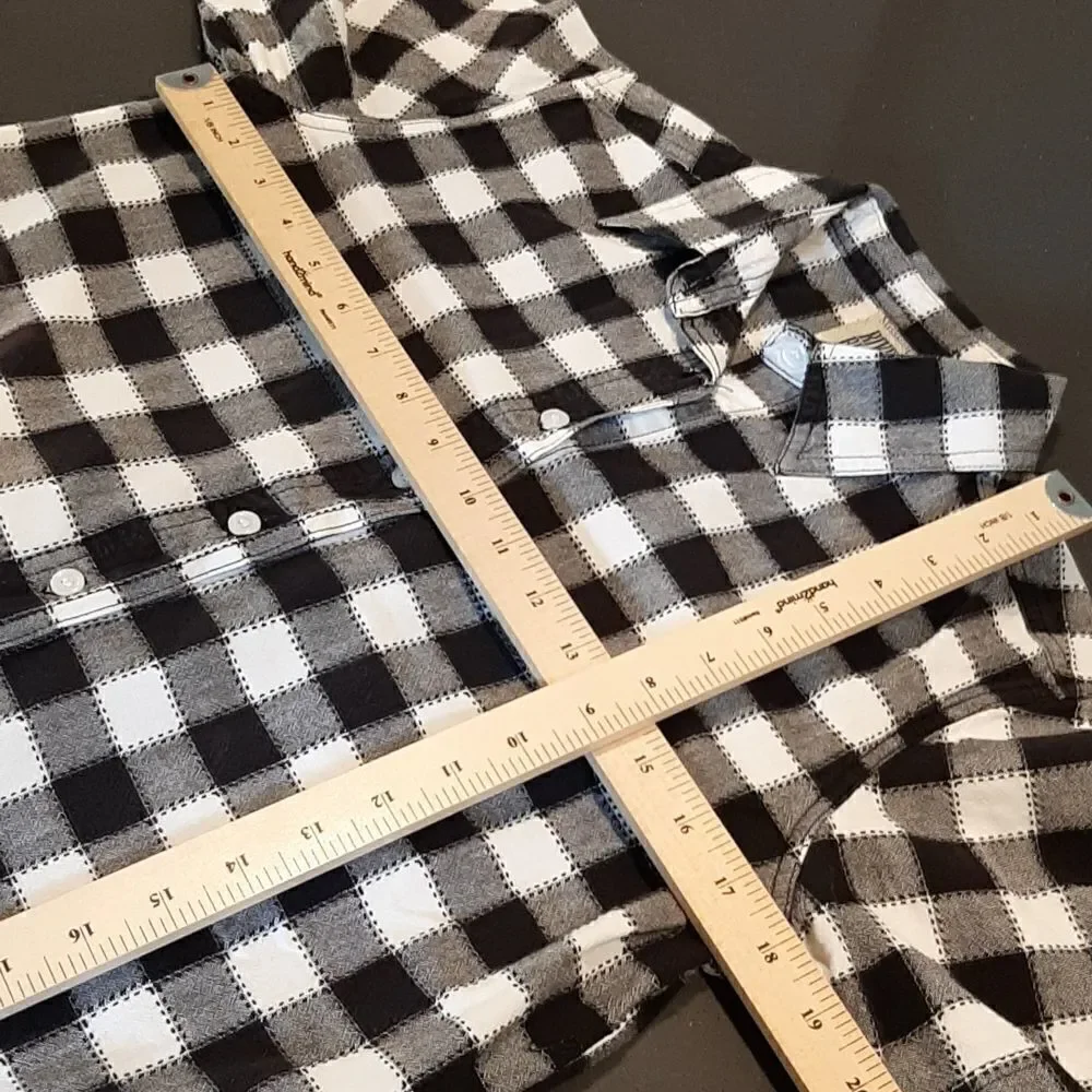 Mississippi River Blues sz M Boys Black and White Button Down